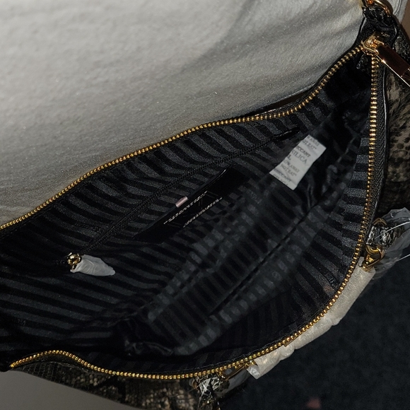 NWT Victoria's Secret Hand Bag 👜  Snake 🐍 pattern! Gold details! - Picture 13 of 15